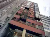 Кровать в общем номере с видом на город