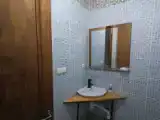 Кровать в общем номере (женский номер) с видом на город