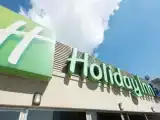 Кровать в общем номере с видом на город