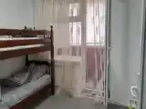Кровать в общем номере с балконом