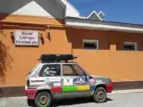 Кровать в общем номере с красивым видом из окна