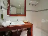 Трёхместный клубный номер Стандарт с балконом и с видом на окрестности