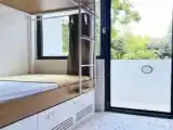 Кровать в общем номере с балконом