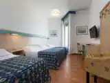 Четырёхместный номер Стандарт с балконом и с частичным видом на море
