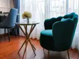Студия с видом на город