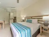 Студия с видом на бассейн