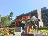 Кровать в общем номере с видом на море