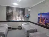 Кровать в общем номере с видом на внутренний двор