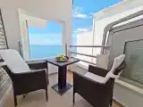 Люкс с балконом и с частичным видом на море