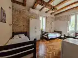 Кровать в общем номере с красивым видом из окна