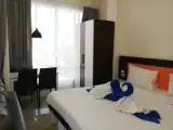 Студия с видом на бассейн