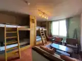 Кровать в общем номере с видом на море