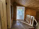 Дом у камня