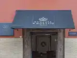 Кровать в общем номере с видом на город