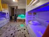 Кровать в общем номере с балконом