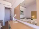 Четырёхместный семейный номер Стандарт с балконом и с видом на бассейн