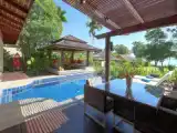 Четырёхместная вилла Deluxe c 1 комнатой с видом на бассейн