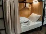 Кровать в общем номере (мужской номер)