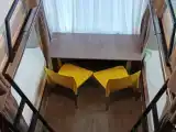 Кровать в общем номере (мужской номер) с видом на город
