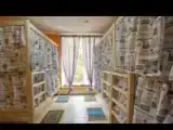 Кровать в общем номере с красивым видом из окна