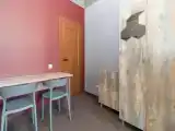 Кровать в общем номере (мужской номер) с видом на город