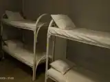 Кровать в общем номере (женский номер) с красивым видом из окна