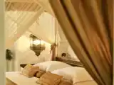 Вилла с балконом и с видом на сад