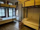 Кровать в общем номере с красивым видом из окна