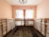 Кровать в общем номере (женский номер) с красивым видом из окна