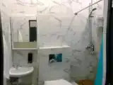 Кровать в общем номере (мужской номер) с красивым видом из окна