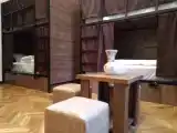 Кровать в общем номере с красивым видом из окна
