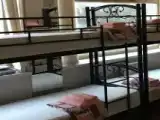Кровать в общем номере с балконом