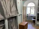 Кровать в общем номере (мужской номер) с красивым видом из окна
