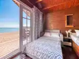Четырёхместный коттедж с балконом и с видом на море