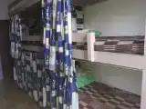 Кровать в общем номере (женский номер) с красивым видом из окна