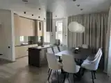 Коттедж с балконом и с видом на внутренний двор