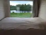Домик Ежевика с панорамным окном № 1 с видом на озеро