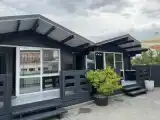 Коттедж с балконом и с красивым видом из окна