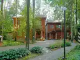 Коттедж с балконом и с видом на парк