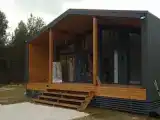 Домик Черника с панорамным окном с видом на озеро