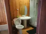 Кровать в общем номере с видом на внутренний двор