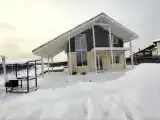 Коттедж с балконом и с видом на озеро