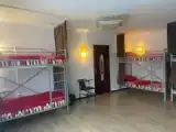 Кровать в общем номере (мужской номер) с красивым видом из окна