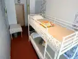 Кровать в общем номере (мужской номер) с видом на город
