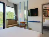 Семейный люкс с 2 спальнями с балконом и с видом на бассейн