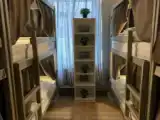 Кровать в общем номере (мужской номер) с красивым видом из окна