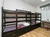 Кровать в общем номере (мужской номер) с красивым видом из окна