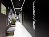 Кровать в общем номере (женский номер) с красивым видом из окна