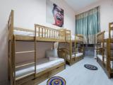 Кровать в общем номере с балконом