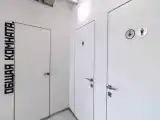 Кровать в общем номере с красивым видом из окна
